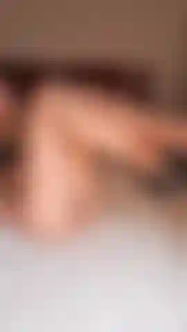 Feetish lèche mes talons hauts.