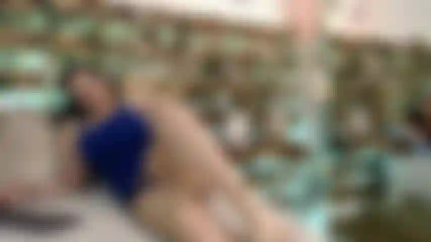 Des jambes sexy et une chatte humide.