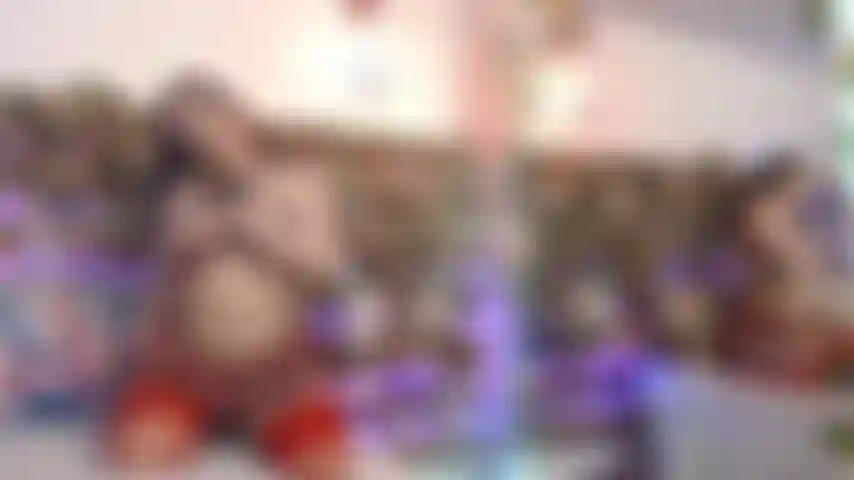 Une étudiante sexy se masturbe durement.