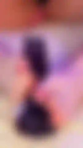 Aimes-tu ce que je fais avec mes pieds ? Comme j'aimerais ton lait.