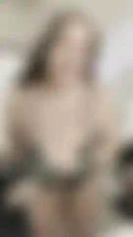 Un pawg aux gros seins tout naturel qui rebondit.