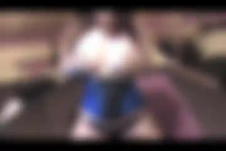 Regarde-moi devenir coquine en portant mes cuissardes et mon corset en vinyle et en dentelle tout au long de cette vidéo tout en baisant ma bouche et ma chatte en même temps, en parlant sale tout au long !