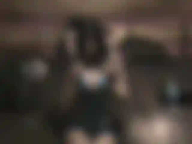 Putain de jouet en robe bleue.