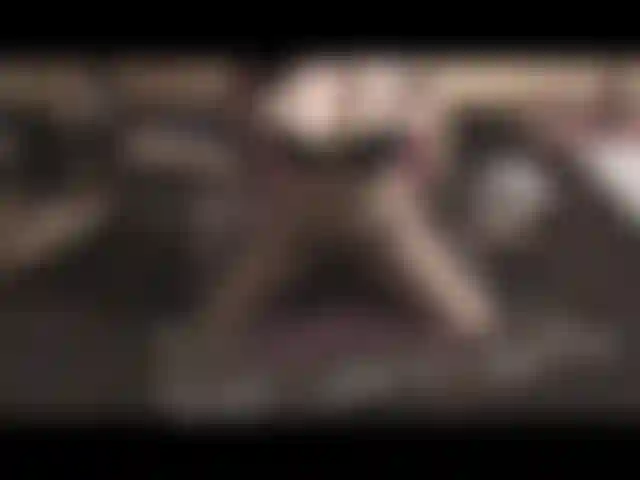 Je me déshabille et gicle pour toi avec des gros plans sur ma chatte percée.