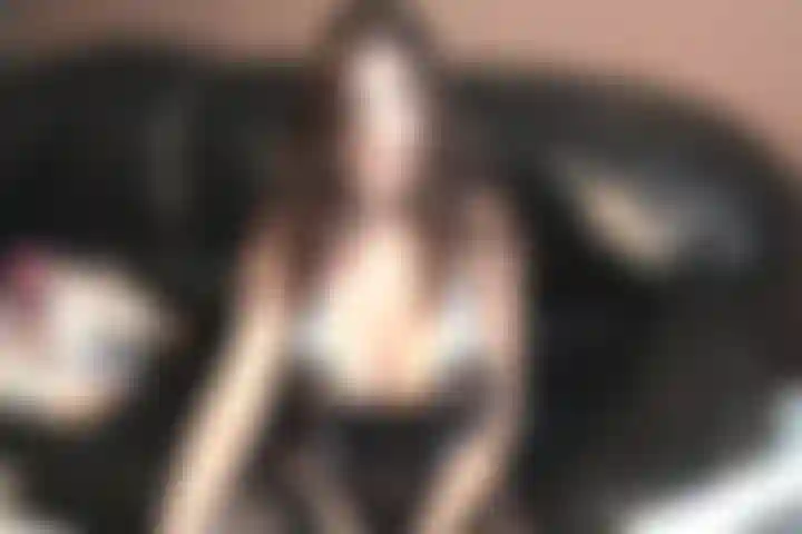 Des gens m'ont demandé comment faire gicler leur fille. Il s'agit d'une vidéo éducative (avec des gros plans éjacule chauds de ma chatte percée) où je vous apprends comment je le fais tout en portant une lingerie sexy.