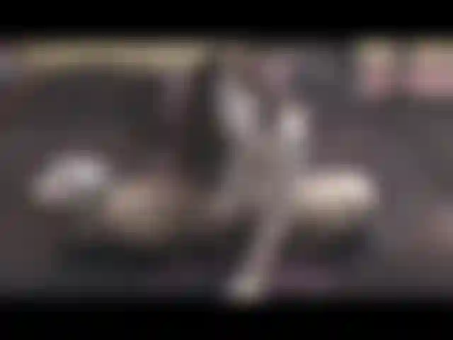 Pierce la chatte accroupie sur mon jouet, la chevauchant fort, puis bourrant ma culotte.