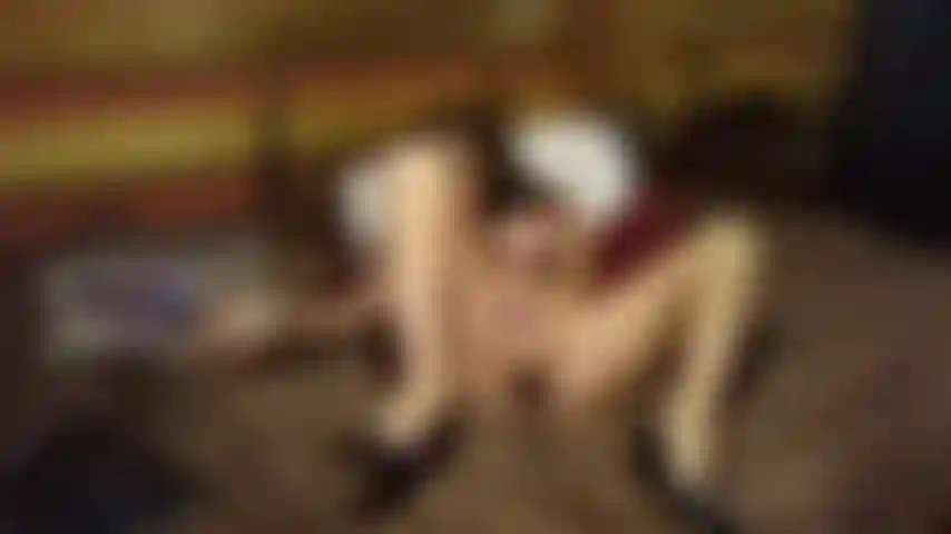 Regarde-moi devenir coquine avec mes jouets et ma culotte sur le dos, en levrette, à cheval, puis avec mes jambes en arrière. Ohhh oui tellement amusant !