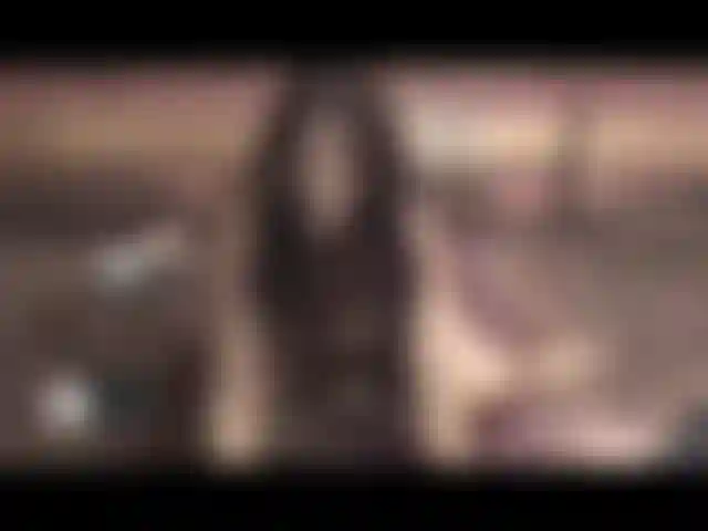 Regarde-moi descendre après avoir mis mes collants pour toi, puis me changer en plusieurs culottes, les bourrer, des gros plans de ma chatte percée, du plaisir à parler sale !