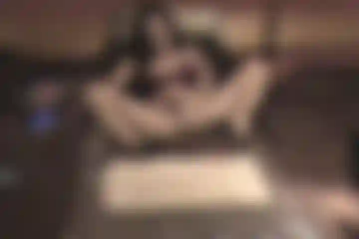 Soutien-gorge-string rouge et noir gicler-gros plans.