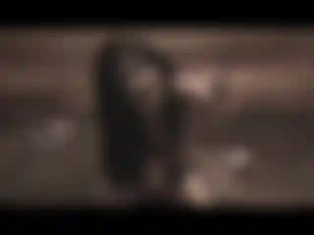 Jeu de clitoris percé en culotte rose.