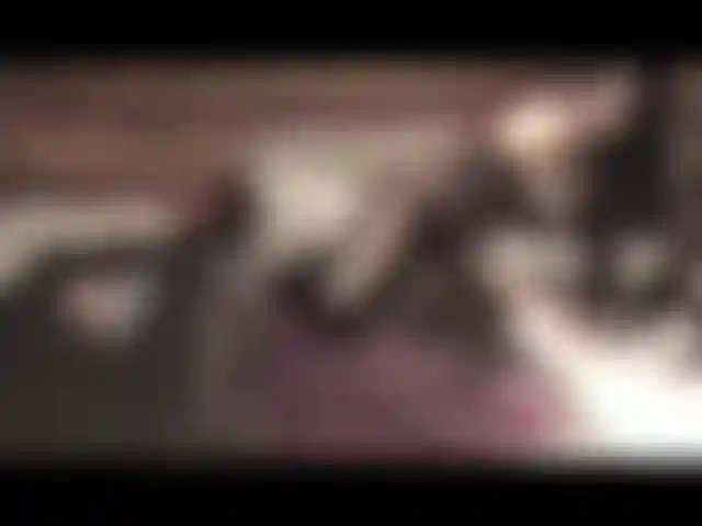 Cum me regarde gicler pour toi tout en portant un body sexy en léopard noir et des talons avec un petit jeu de culotte également > :).