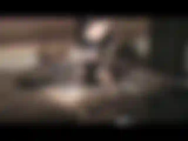 Portant et jouant dans un string noir et des talons sexy partout, bavardant et faisant gicler ma chatte percée avec un petit jeu de culotte.