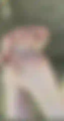 Déesse findom, frottant de l'huile et de la lotion avec les pieds - vous êtes enfermée. Je te veux à genoux là où tu appartiens. Verse de l'huile et de la lotion sur mes orteils et regarde-moi les frotter et les border pour moi.