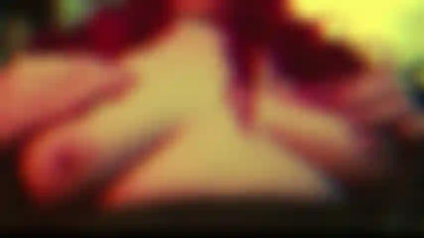 Je vénère les seins stroboscopiques arc-en-ciel.