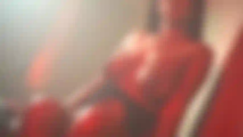 Dans notre moment intime, mes seins en l'air.