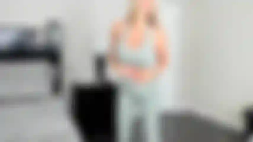 Joi avec moi pendant que je me doigte après une séance d'entraînement.