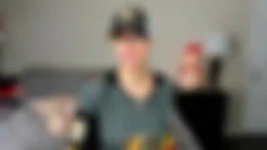 Hockey qui vient se faufiler dans la salle des entraîneurs.