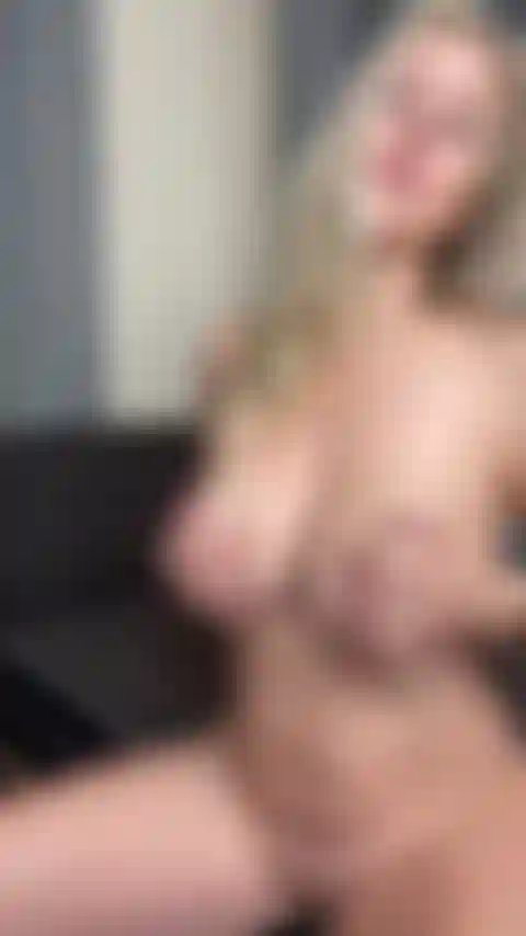 Une milf d'à côté qui baise (solo).