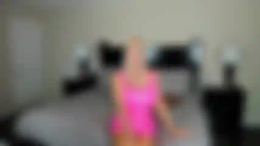 Une poupée mature baise-moi voit une bite pour la première fois.