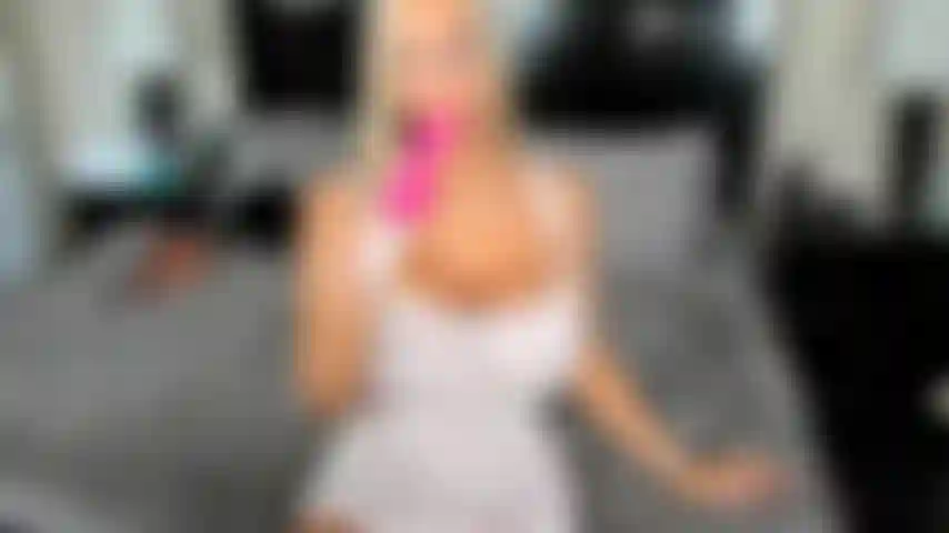 Espionne-moi en train de jouer avec mon nouveau jouet.