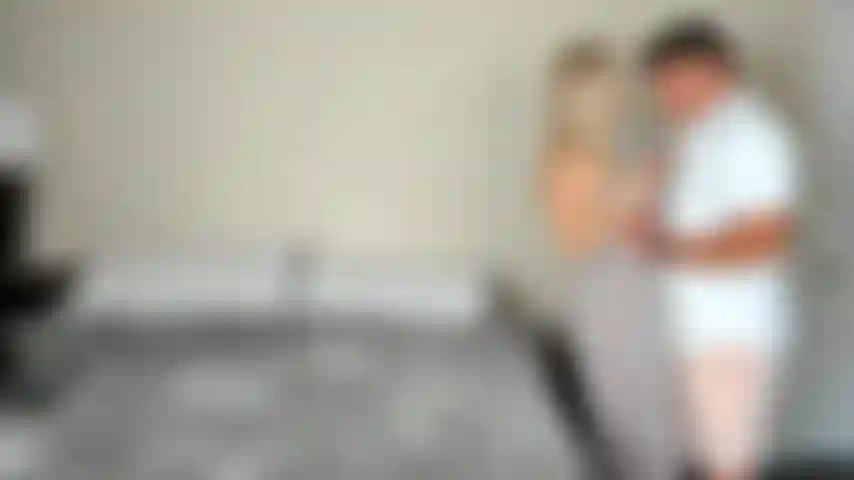 Je me faufile avec un autre père à une fête d'anniversaire (vidéo garçon/fille).