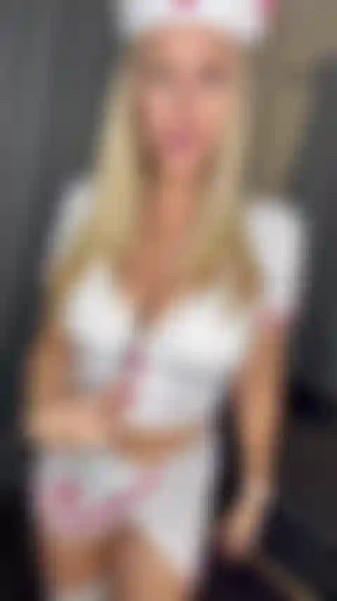 Infirmière coquine. Je vais te soigner et te rendre meilleure.