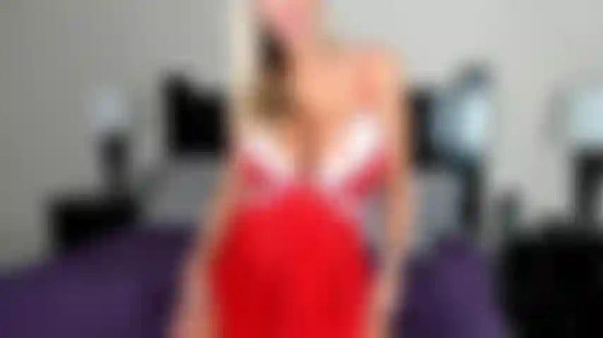 Les seins huilés font un compte à rebours.