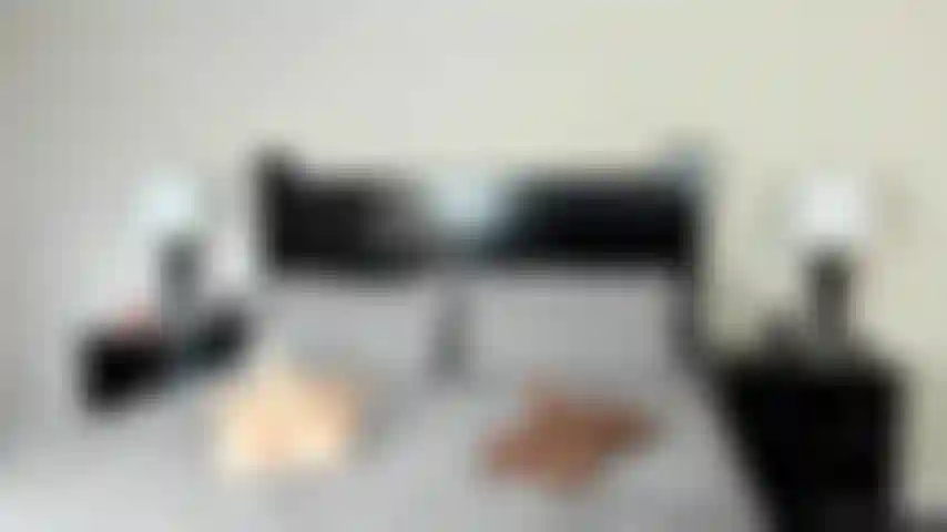 Le jeu de rôle d'un voyage d'affaires finit par baiser un collègue (solo).