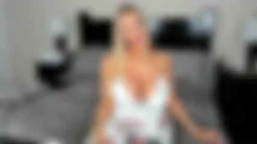 Une milf blonde aux gros seins prenant la bbc.