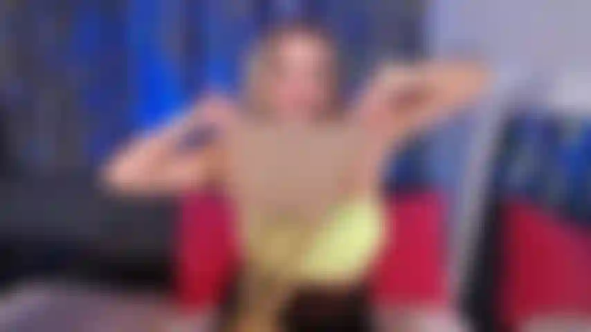 Une milf s'habille avec des collants beiges.