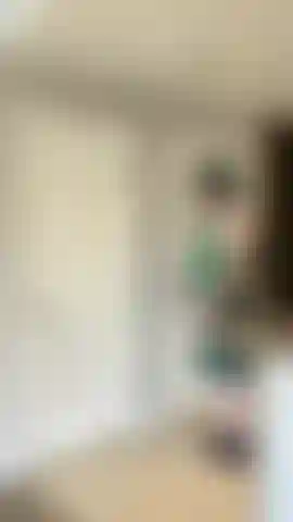 🍀Devinez qui a trouvé le vrai pot d'or au bout de l'arc-en-ciel ???🍀 Ce petit lutin coquin a trébuché jusqu'à ma porte et a découvert ta milf blonde aux courbes généreuses préférée, ne portant rien d'autre qu'une robe arc-en-ciel moulante qui épouse parfaitement mes gros seins naturels. 🌈Il a supplié pour trois vœux, mais je savais qu'il voulait juste avoir la chance de baiser cette bombe blonde — j'ai soulevé son kilt et j'ai trouvé sa bite lisse et rasée au garde-à-vous pour moi, ses lourdes couilles suppliant d'être vidées. Je me suis immédiatement mise à genoux et j'ai adoré chaque centimètre de lui avec ma bouche humide, le suçant profondément et fort jusqu'à ce qu'il explose sur mon visage, me couvrant de son sperme chaud. Je suis encore toute dégoulinante et prête pour ses deux prochains vœux... Tu veux voir où je l'emmène ensuite ?