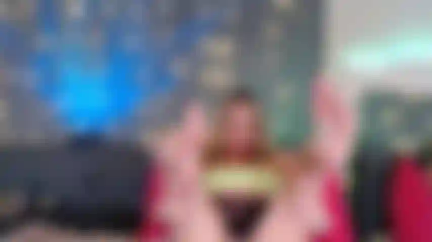 L'esclave des pieds doit adorer, lécher, jouir et masser les pieds sales d'une milf.