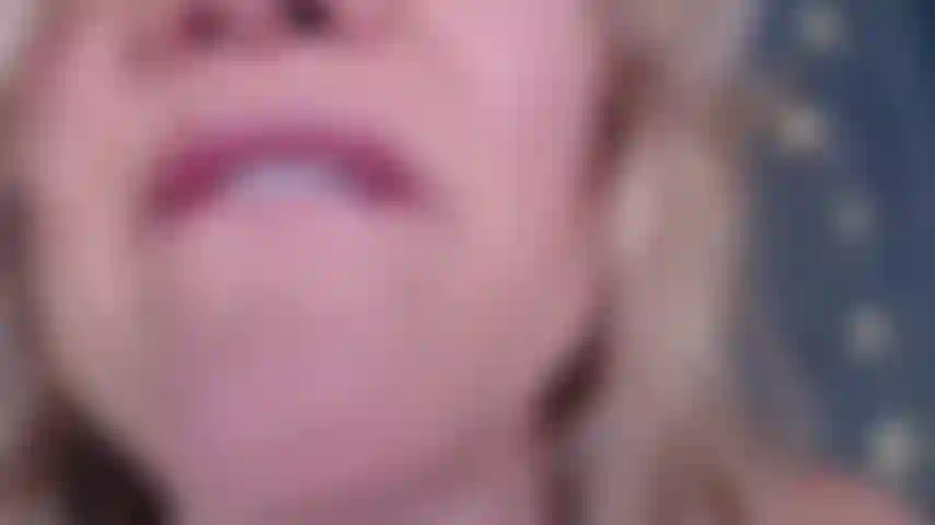 Une milf géante mange un petit homme.