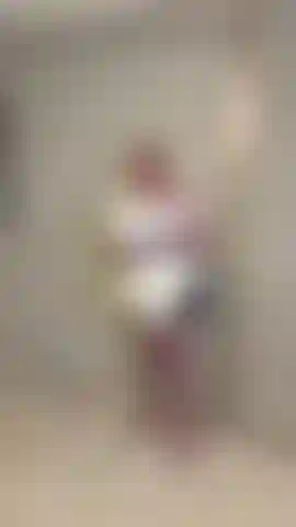 Je suis tombée sur un client en train de se branler ! J'étais la femme de chambre qui s'occupait du 8ème étage et j'ai été surprise de voir que quelqu'un était encore dans la chambre bien après le départ. Le client était tellement chaud et sa bite dure m'a excitée, alors j'ai secrètement abandonné mes tâches pour lui sucer la queue. Dommage que j'aie gâché son érection et laissé ses couilles pleines de foutre. La vengeance est un plat qui se mange vraiment froid ! Lol, il l'a bien mérité pour ne pas avoir verrouillé la porte de sa chambre. Vidéo homme + femme. Xxx.
