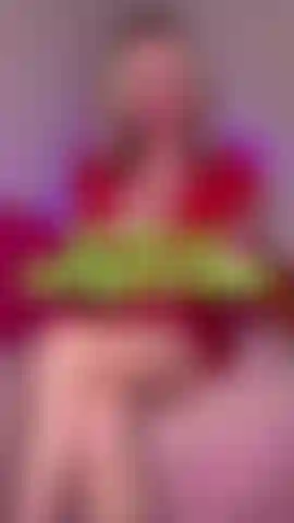 Ma voisine curieuse d'à côté me surprend seule à la maison et je dois lui donner toute la jouissance qu'il peut supporter. J'espère que mon mari ne nous surprend pas en train de nous amuser. Vidéo solo seins, masturbation, succion de gode et plus encore. Xxx.