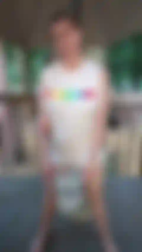 Défi de taquiner le t-shirt mouillé.