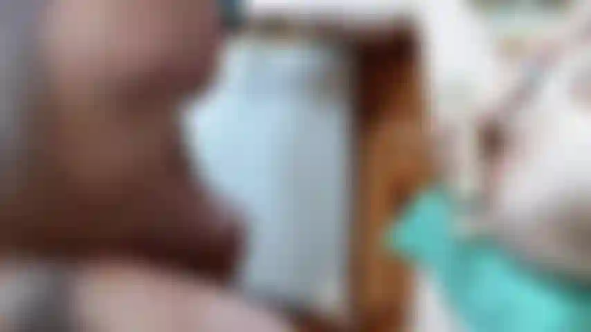 Je jouis tellement directement sur le visage de max qu'il éjacule.