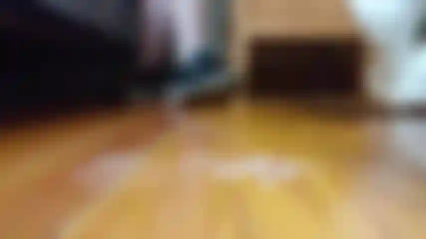 Marchant dans le sperme avec mes petits pieds sales.