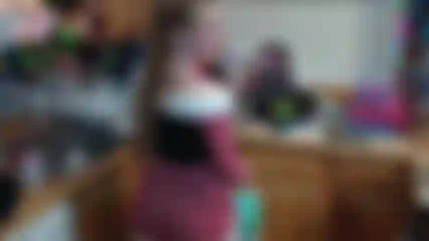 Entraînement anal de noël avec mon nouveau tunnel et mes plugs plus gros.