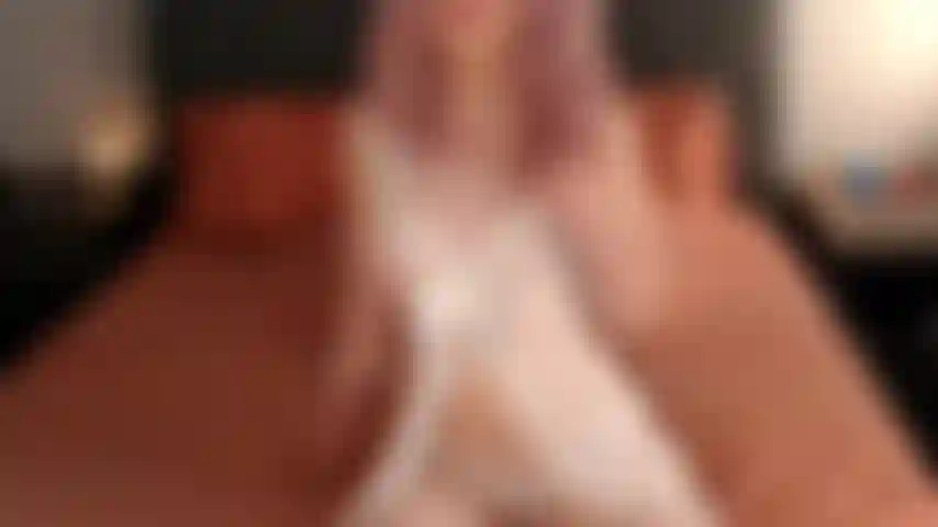 J'adorerais te montrer mes beaux seins ronds et mes jolis tétons roses et pointus. Qu'en penses-tu ?