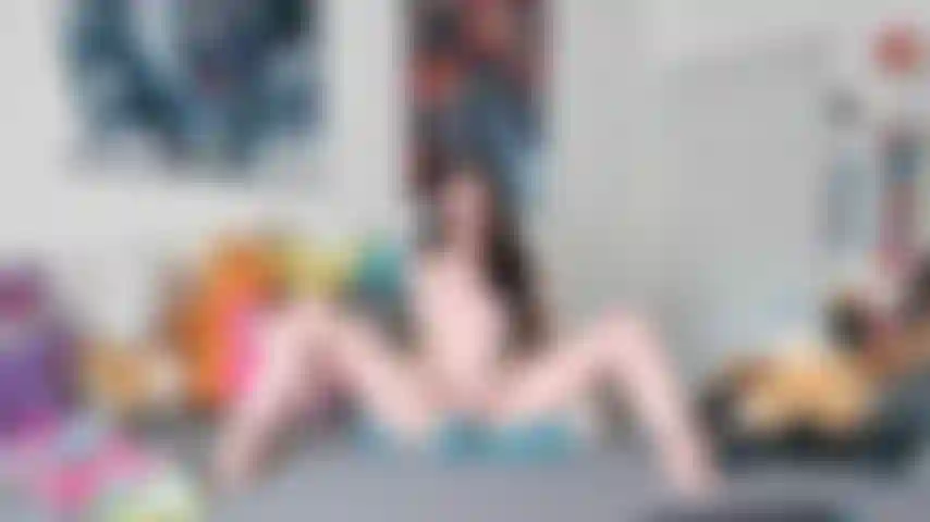 Je me frotte et je me doigte jusqu'à ce que je jouisse ! Entièrement nue.