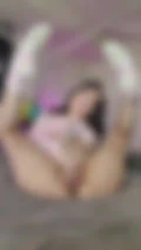 Je me doigte la chatte et le cul dans mes chaussettes pelucheuses et mes résilles !