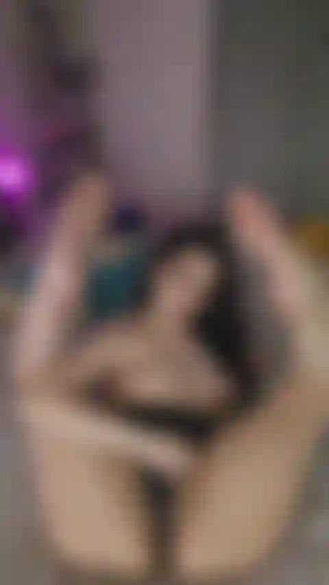 Jambes, pieds, chatte, cul, seins !