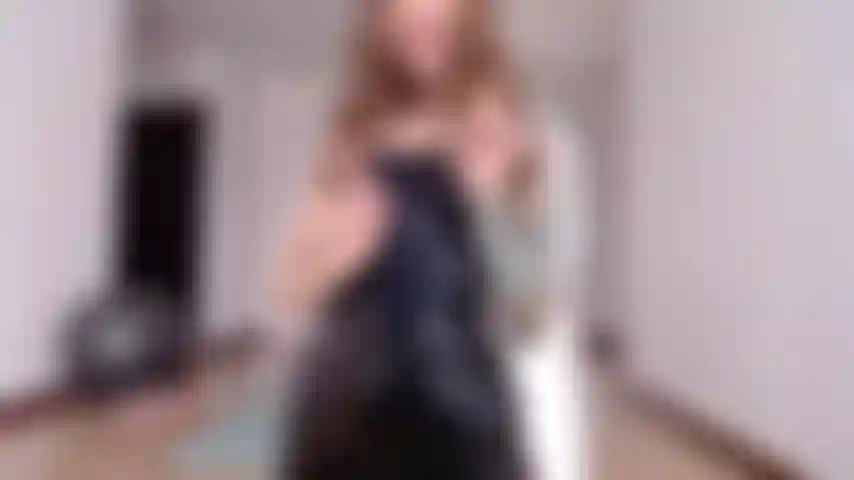 Tenue noire brillante - jeu de chatte - pov d'équitation.