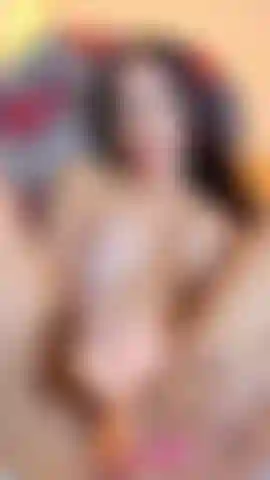 Une milf excitée qui se fait baiser la chatte pendant que les voisins entendent 😈.