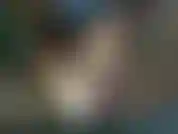 Vidéo vault : vicky jouit dehors avec son hitachi. Vicky porte des leggings noirs sans entrejambe et est dans un parc public en utilisant son mini hitachi pour jouir tout en utilisant ses doigts. Vicky utilise des fermetures extrêmes.