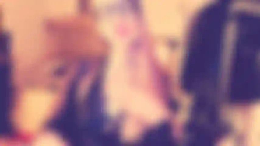 Vicky fait sucer le gode-ceinture à sa poule mouillée.