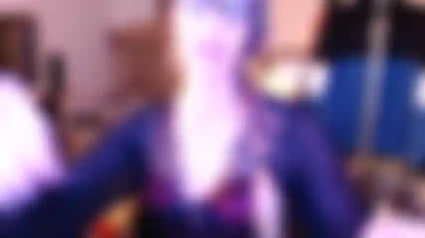 Fétichiste de la bouche, luette, flexion de la gorge et fétichiste des pieds.