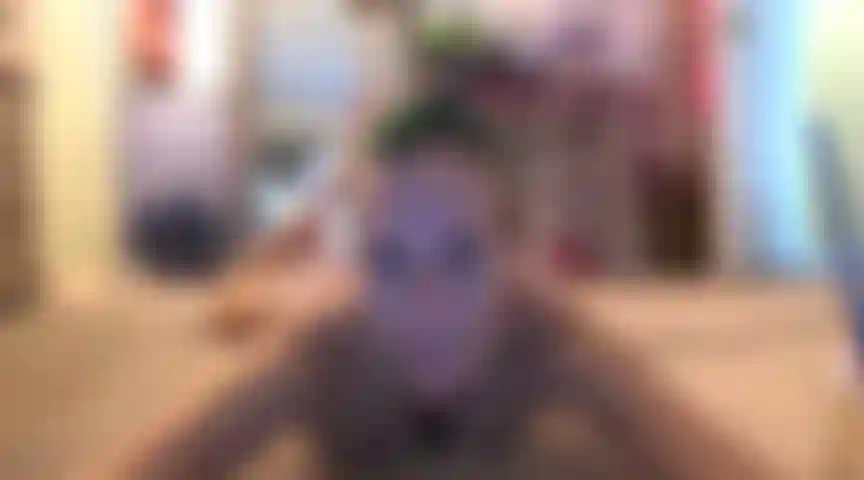 Une douche savonneuse sexy avec un spectacle d'or qui applaudit.