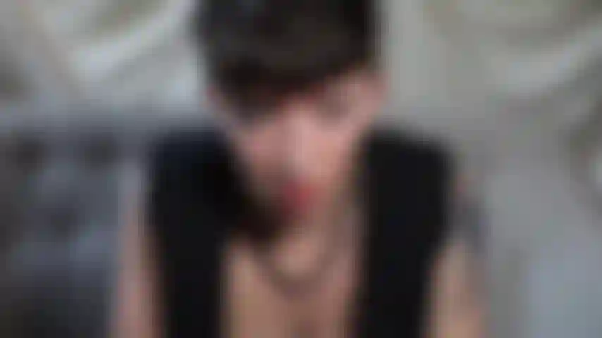 Suce ma bite : sangle trans sur dégradation.